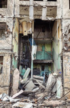 KYIV, UKRAINE - Mar. 14, 2022: Ukrayna 'da savaş. Rusya 'nın Ukrayna' ya saldırısı devam ederken Kyiv 'deki Obolon bölgesinde bombayla vurulan konut binası tamamen yok edildi.