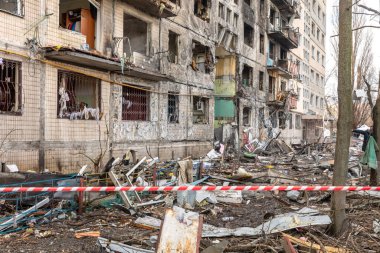 KYIV, UKRAINE - Mar. 14, 2022: Ukrayna 'da savaş. Rusya 'nın Ukrayna' ya saldırısı devam ederken Kyiv 'deki Obolon bölgesinde bombayla vurulan konut binası tamamen yok edildi.
