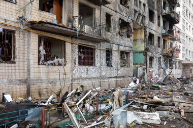 KYIV, UKRAINE - Mar. 14, 2022: Ukrayna 'da savaş. Rusya 'nın Ukrayna' ya saldırısı devam ederken Kyiv 'deki Obolon bölgesinde bombayla vurulan konut binası tamamen yok edildi.
