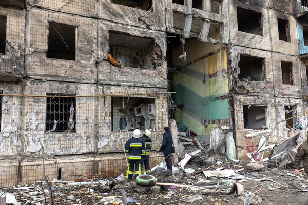 KYIV, UKRAINE - Mar. 14, 2022: Ukrayna 'da savaş. Rusya 'nın Ukrayna' ya saldırısı devam ederken Kyiv 'deki Obolon bölgesinde bombayla vurulan konut binası tamamen yok edildi.