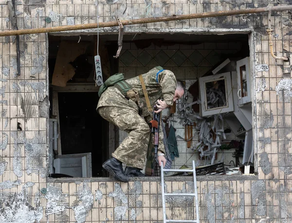 Kyiv Ukraine Mars 2022 Krig Ukraina Helt Förstört Bostadshus Som — Stockfoto