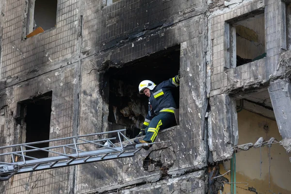 Kyiv Ukraine 2022年4月14日 ウクライナで戦争 ウクライナへのロシアの攻撃が続くように キエフのオボロン地区で シェルによって打たれた完全に破壊された住宅建築物 — ストック写真