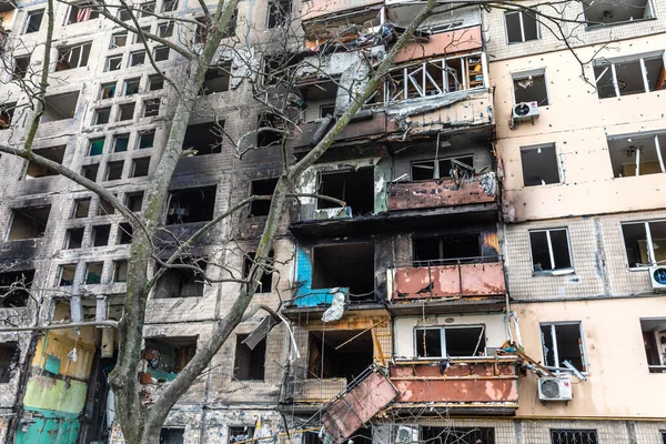 Kyiv Ukraine 2022年4月14日 ウクライナで戦争 ウクライナへのロシアの攻撃が続くように キエフのオボロン地区で シェルによって打たれた完全に破壊された住宅建築物 — ストック写真
