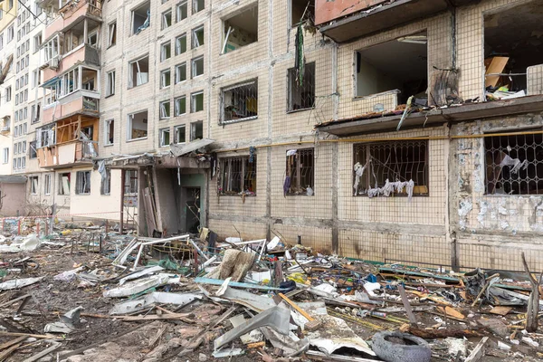 Quiiv Ucrânia Março 2022 Guerra Ucrânia Completamente Destruído Edifício Residencial — Fotografia de Stock