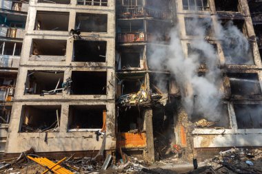 KYIV, UKRAINE - Mar. 15, 2022: Ukrayna 'da savaş. Rus bombasının vurduğu yangından kaynaklanan dumandaki ağır hasarlı yerleşim yerinin genel görüntüsü.