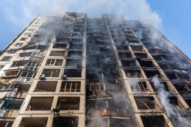 KYIV, UKRAINE - Mar. 15, 2022: Ukrayna 'da savaş. Rus bombasının vurduğu yangından kaynaklanan dumandaki ağır hasarlı yerleşim yerinin genel görüntüsü.