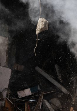 KYIV, UKRAINE - Mar. 15, 2022: Ukrayna 'da savaş. Rus bombasının vurduğu yangından kaynaklanan dumandaki ağır hasarlı yerleşim yerinin genel görüntüsü.