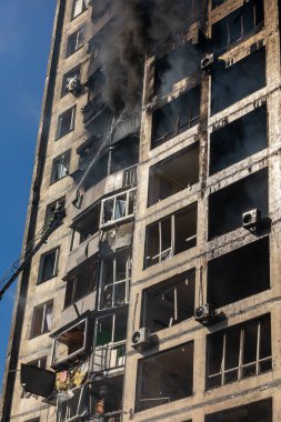 KYIV, UKRAINE - Mar. 15, 2022: Ukrayna 'da savaş. Rus bombasının vurduğu yangından kaynaklanan dumandaki ağır hasarlı yerleşim yerinin genel görüntüsü.