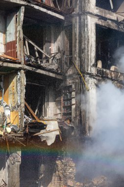 KYIV, UKRAINE - Mar. 15, 2022: Ukrayna 'da savaş. Rus bombasının vurduğu yangından kaynaklanan dumandaki ağır hasarlı yerleşim yerinin genel görüntüsü.