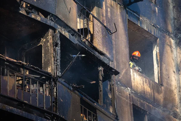 Kyiv Ukraine Mar 2022年5月15日 乌克兰战争 消防员在一座被俄罗斯炮弹击中的住宅楼里救火 — 图库照片
