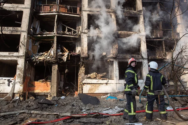 Kyiv Ukraine Mar 2022 War Ukraine Firefighters Fighting Fire Residential — Stock Photo, Image