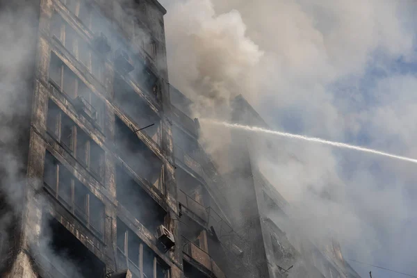 Kyiv Ukraine Mar 2022年5月15日 乌克兰战争 消防员在一座被俄罗斯炮弹击中的住宅楼里救火 — 图库照片