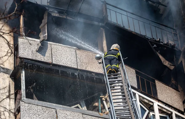 Kyiv Ukraina Marzec 2022 Wojna Ukrainie Strażacy Walczący Pożarem Budynku — Zdjęcie stockowe
