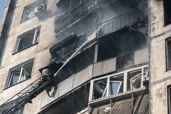 Kiew Ukraine Mar 2022 Krieg Der Ukraine Feuerwehrleute Bekämpfen Einen — Stockfoto