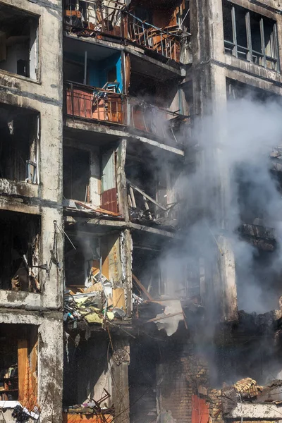 Kyiv Ukraine 2022年5月15日 ウクライナ戦争 ロシアのシェルに打たれた火災から煙の中でひどく損傷した住宅の建物の一般的なビュー — ストック写真