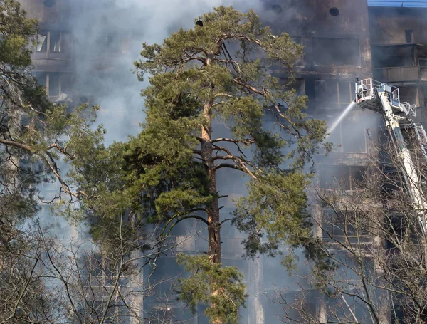 Kyiv Ukraina Marzec 2022 Wojna Ukrainie Strażacy Walczący Pożarem Budynku — Zdjęcie stockowe