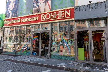 KYIV, UKRAINE - Mar. 15, 2022: Ukrayna 'da savaş. Hasarlı evler, kaos ve yıkım. Rus birliklerince şehrin bombalanmasının ardından Kyiv sokaklarında.