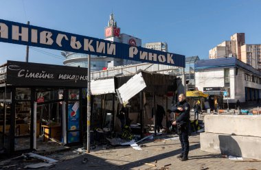 KYIV, UKRAINE - Mar. 15, 2022: Ukrayna 'da savaş. Hasarlı evler, kaos ve yıkım. Rus birliklerince şehrin bombalanmasının ardından Kyiv sokaklarında.
