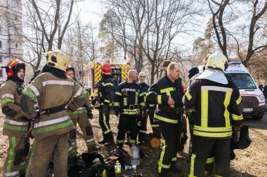 KYIV, UKRAINE - Mar. 15, 2022: Ukrayna 'da savaş. Kyiv sokaklarındaki itfaiyecilerden oluşan bir ekip her an kurbanlara yardım etmeye hazır. Görevi tamamladıktan sonra itfaiyeciler