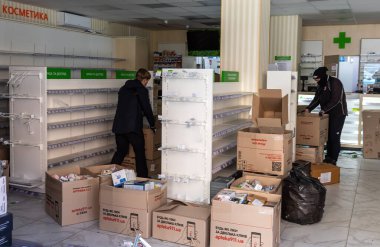KYIV, UKRAINE - Mar. 15, 2022: Ukrayna 'da savaş. Rus birliklerince şehrin bombalanmasından sonra bir eczanenin kaos ve kırık rafları.