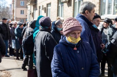 KYIV, UKRAINE - Mar. Rusya 'nın Ukrayna' ya karşı savaşı. Bedava market malzemeleri için kuyruğa girin, Kyiv, Ukrayna