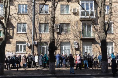 KYIV, UKRAINE - Mar. Rusya 'nın Ukrayna' ya karşı savaşı. Bedava market malzemeleri için kuyruğa girin, Kyiv, Ukrayna