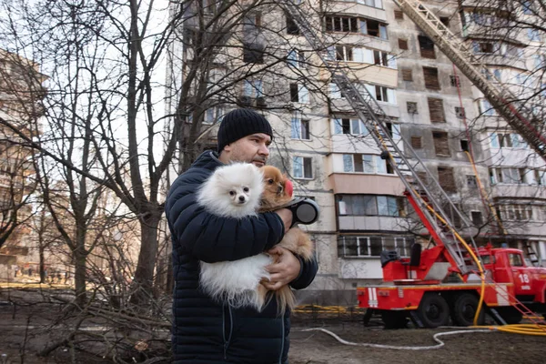 Kyiv Ucrania Mar 2022 Guerra Ucrania Hombre Sus Perros Paran —  Fotos de Stock