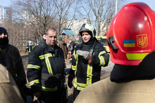 Kyiv Ukraine 2022年5月15日 ウクライナ戦争 キエフの街の消防団は いつでも犠牲者を助ける準備ができています 割り当てられたタスクを完了した後の消防士 — ストック写真