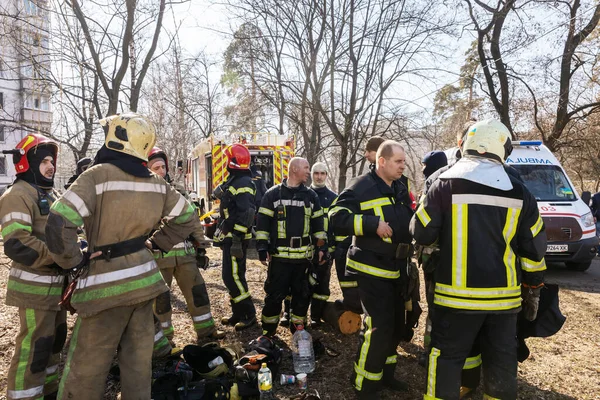 KYIV, UKRAINE - Mar. 15, 2022: Ukrayna 'da savaş. Kyiv sokaklarındaki itfaiyecilerden oluşan bir ekip her an kurbanlara yardım etmeye hazır. Görevi tamamladıktan sonra itfaiyeciler
