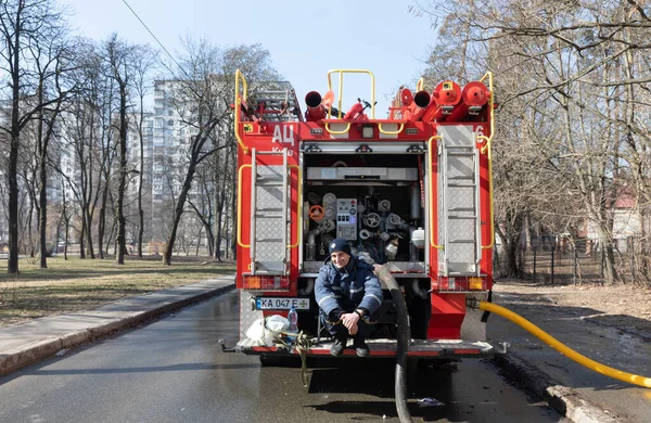 Kyiv Ukraine Mar 2022年5月15日 乌克兰战争 基辅街头的一个消防队员小组随时准备帮助受害者 消防员在完成所分配的任务后 — 图库照片