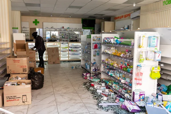 Kyiv Ukraine Mar 2022年5月15日 乌克兰战争 在俄罗斯军队炮击该城之后 一家药店的混乱和破碎的货架 — 图库照片