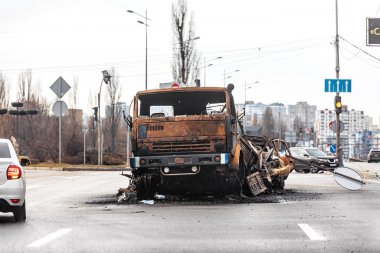 KYIV, UKRAINE - Mar. 08, 2022: Ukrayna 'ya karşı Rusya Savaşı. Rus faşistlerin roket saldırısından sonra Kyiv sokakları. Kyiv caddesinde tahrip edilmiş bir kamyon.