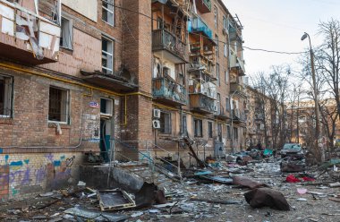 KYIV, UKRAINE - Mar. 18, 2022: Ukrayna 'da savaş. Kyiv 'in Podilskyi ilçesindeki bir bombardıman sonrası hasar gören konut binaları. En az bir kişinin öldüğü ve 19 kişinin yaralandığı bildirildi.