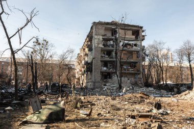 KYIV, UKRAINE - Mar. 18, 2022: Ukrayna 'da savaş. Kyiv 'in Podilskyi ilçesindeki bir bombardıman sonrası hasar gören konut binaları. En az bir kişinin öldüğü ve 19 kişinin yaralandığı bildirildi.
