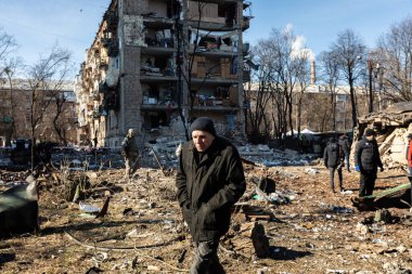 KYIV, UKRAINE - Mar. 18, 2022: Ukrayna 'da savaş. Kyiv 'in Podilskyi ilçesindeki bir bombardıman sonrası hasar gören konut binaları. En az bir kişinin öldüğü ve 19 kişinin yaralandığı bildirildi.