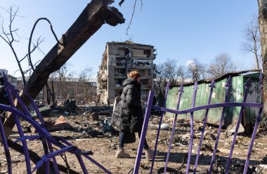 KYIV, UKRAINE - Mar. 18, 2022: Ukrayna 'da savaş. Kyiv 'in Podilskyi ilçesindeki bir bombardıman sonrası hasar gören konut binaları. En az bir kişinin öldüğü ve 19 kişinin yaralandığı bildirildi.