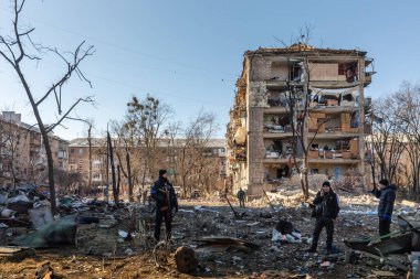 KYIV, UKRAINE - Mar. 18, 2022: Ukrayna 'da savaş. Kyiv 'in Podilskyi ilçesindeki bir bombardıman sonrası hasar gören konut binaları. En az bir kişinin öldüğü ve 19 kişinin yaralandığı bildirildi.