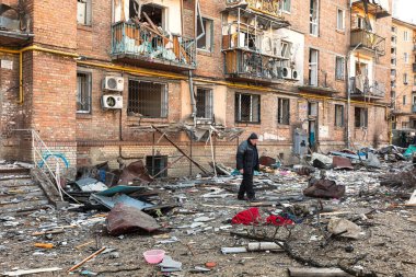 KYIV, UKRAINE - Mar. 18, 2022: Ukrayna 'da savaş. Kyiv 'in Podilskyi ilçesindeki bir bombardıman sonrası hasar gören konut binaları. En az bir kişinin öldüğü ve 19 kişinin yaralandığı bildirildi.