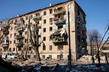 KYIV, UKRAINE - Mar. 18, 2022: Ukrayna 'da savaş. Kyiv 'in Podilskyi ilçesindeki bir bombardıman sonrası hasar gören konut binaları. En az bir kişinin öldüğü ve 19 kişinin yaralandığı bildirildi.