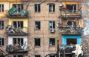 KYIV, UKRAINE - Mar. 18, 2022: Ukrayna 'da savaş. Kyiv 'in Podilskyi ilçesindeki bir bombardıman sonrası hasar gören konut binaları. En az bir kişinin öldüğü ve 19 kişinin yaralandığı bildirildi.