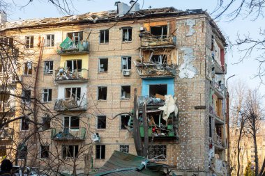 KYIV, UKRAINE - Mar. 18, 2022: Ukrayna 'da savaş. Kyiv 'in Podilskyi ilçesindeki bir bombardıman sonrası hasar gören konut binaları. En az bir kişinin öldüğü ve 19 kişinin yaralandığı bildirildi.