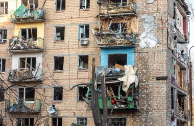 KYIV, UKRAINE - Mar. 18, 2022: Ukrayna 'da savaş. Kyiv 'in Podilskyi ilçesindeki bir bombardıman sonrası hasar gören konut binaları. En az bir kişinin öldüğü ve 19 kişinin yaralandığı bildirildi.