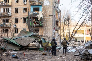 KYIV, UKRAINE - Mar. 18, 2022: Ukrayna 'da savaş. Kyiv 'in Podilskyi ilçesindeki bir bombardıman sonrası hasar gören konut binaları. En az bir kişinin öldüğü ve 19 kişinin yaralandığı bildirildi.