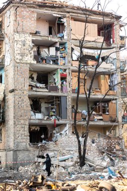 KYIV, UKRAINE - Mar. 18, 2022: Ukrayna 'da savaş. Kyiv 'in Podilskyi ilçesindeki bir bombardıman sonrası hasar gören konut binaları. En az bir kişinin öldüğü ve 19 kişinin yaralandığı bildirildi.