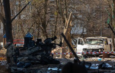 KYIV, UKRAINE - Mar. 18, 2022: Ukrayna 'da savaş. Kyiv 'in Podilskyi ilçesindeki bir bombardıman sonrası hasar gören konut binaları. En az bir kişinin öldüğü ve 19 kişinin yaralandığı bildirildi.