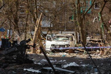 KYIV, UKRAINE - Mar. 18, 2022: Ukrayna 'da savaş. Kyiv 'in Podilskyi ilçesindeki bir bombardıman sonrası hasar gören konut binaları. En az bir kişinin öldüğü ve 19 kişinin yaralandığı bildirildi.