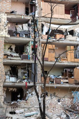 KYIV, UKRAINE - Mar. 18, 2022: Ukrayna 'da savaş. Kyiv 'in Podilskyi ilçesindeki bir bombardıman sonrası hasar gören konut binaları. En az bir kişinin öldüğü ve 19 kişinin yaralandığı bildirildi.