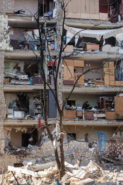 KYIV, UKRAINE - Mar. 18, 2022: Ukrayna 'da savaş. Kyiv 'in Podilskyi ilçesindeki bir bombardıman sonrası hasar gören konut binaları. En az bir kişinin öldüğü ve 19 kişinin yaralandığı bildirildi.