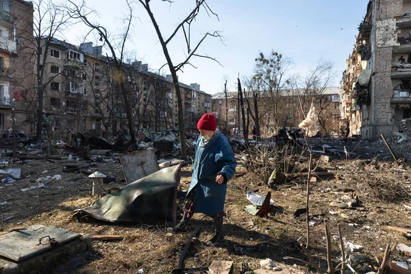Kyiv Ucrania Mar 2022 Guerra Ucrania Edificios Residenciales Dañados Raíz —  Fotos de Stock