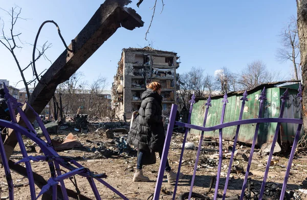 KYIV, UKRAINE - Mar. 18, 2022: Ukrayna 'da savaş. Kyiv 'in Podilskyi ilçesindeki bir bombardıman sonrası hasar gören konut binaları. En az bir kişinin öldüğü ve 19 kişinin yaralandığı bildirildi.